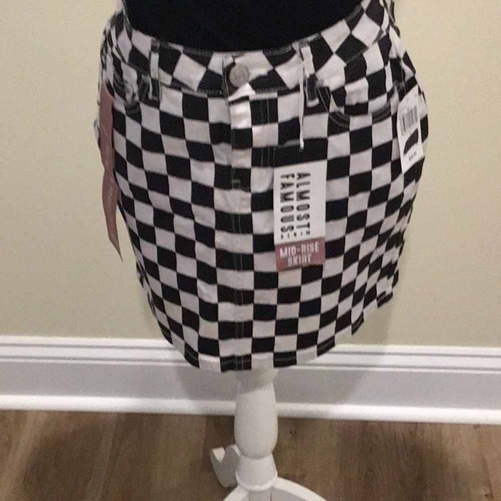 Almost Famous Black and White Checkered Skirt size junior7 preowned great cond.